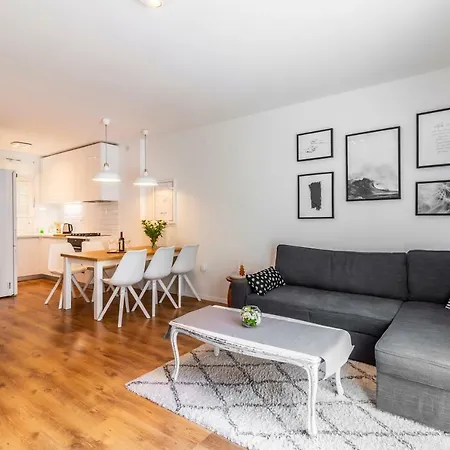Apartment In Centre For 6 *