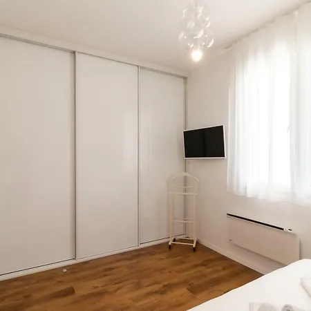 In Centre For 6 Apartment *