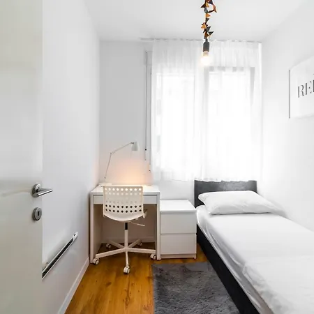 In Centre For 6 Apartment