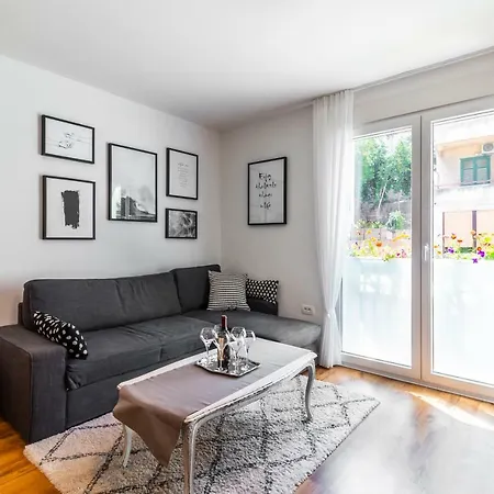 In Centre For 6 Apartment