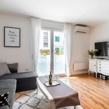 In Centre For 6 Apartment *